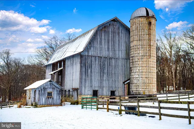 a view of a houses with a yard