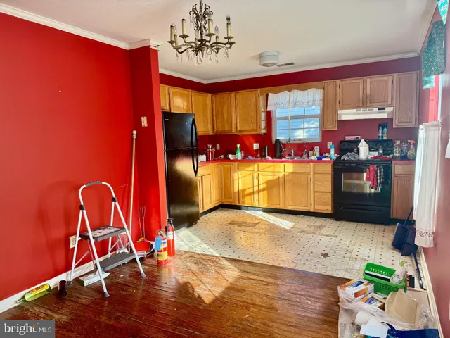 a view of a roof deck with wooden floor and fence