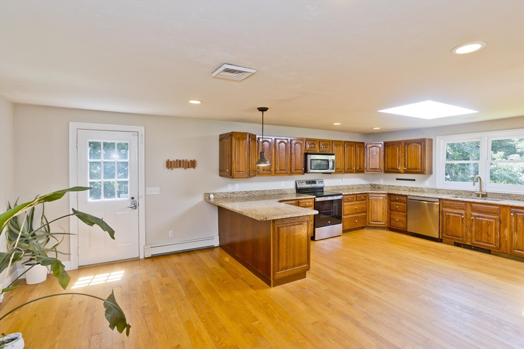 37 Cooper Road Northbridge, MA 01534 - Photo 6 of 38 Gallery Image 6