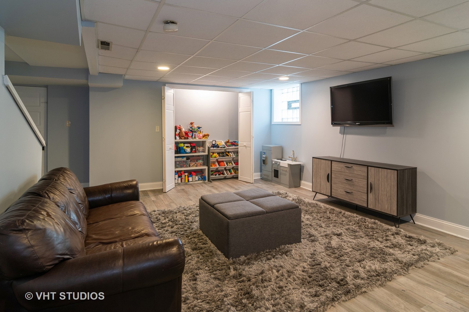 330 Northwood Road Riverside, IL 60546 - Photo 18 of 22 a living room with furniture and a flat screen tv