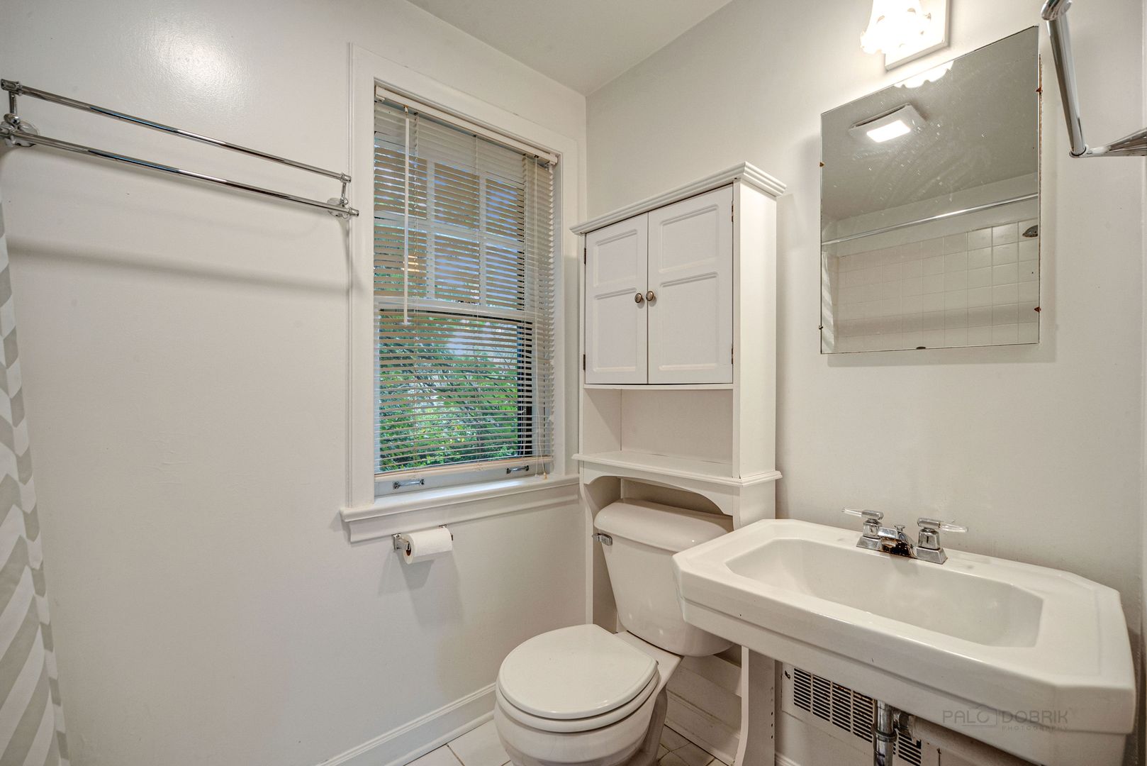 175 Wildwood Road Lake Forest, IL 60045 - Photo 13 of 28 a bathroom with a sink toilet vanity and tub