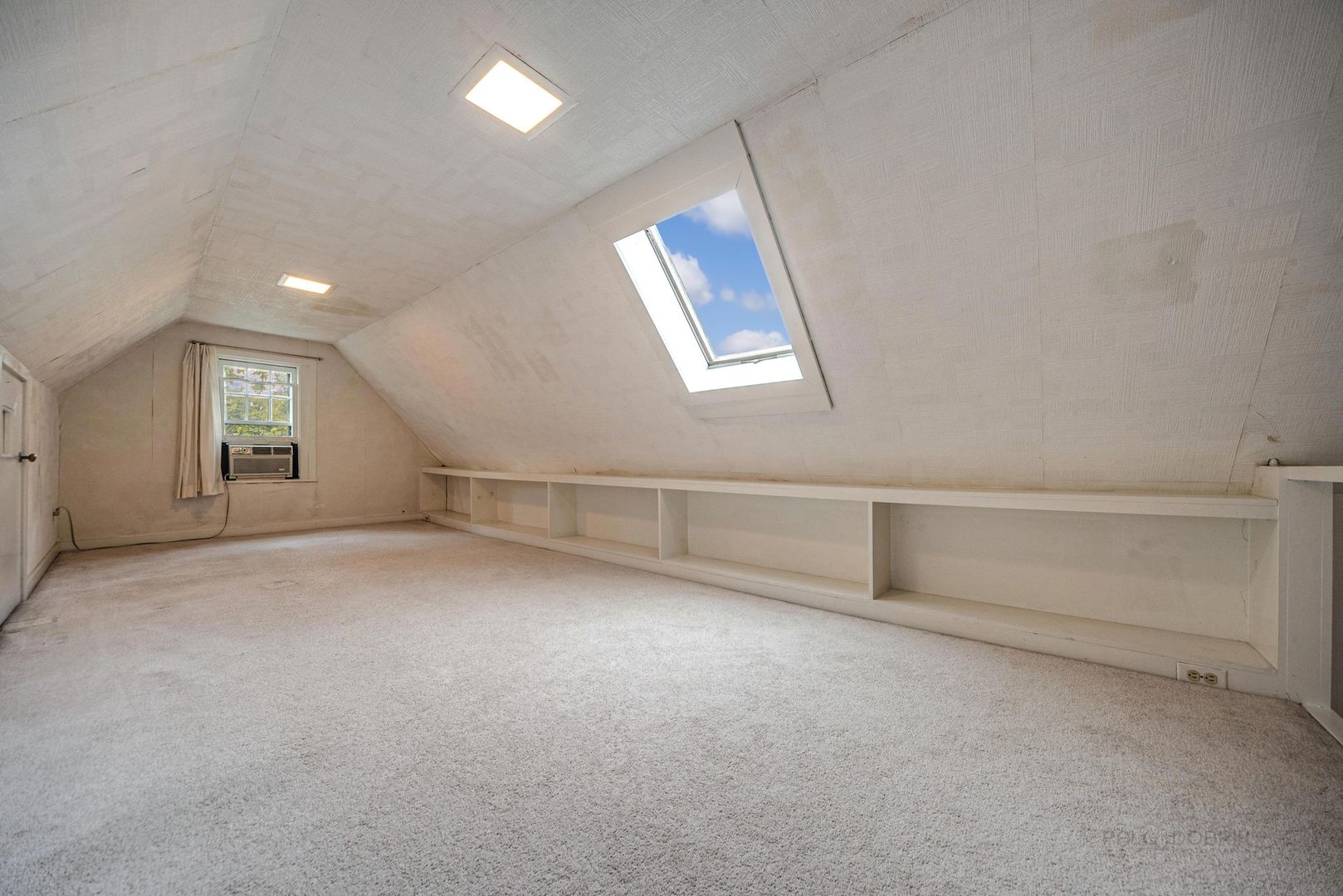 175 Wildwood Road Lake Forest, IL 60045 - Photo 20 of 28 an empty room with windows