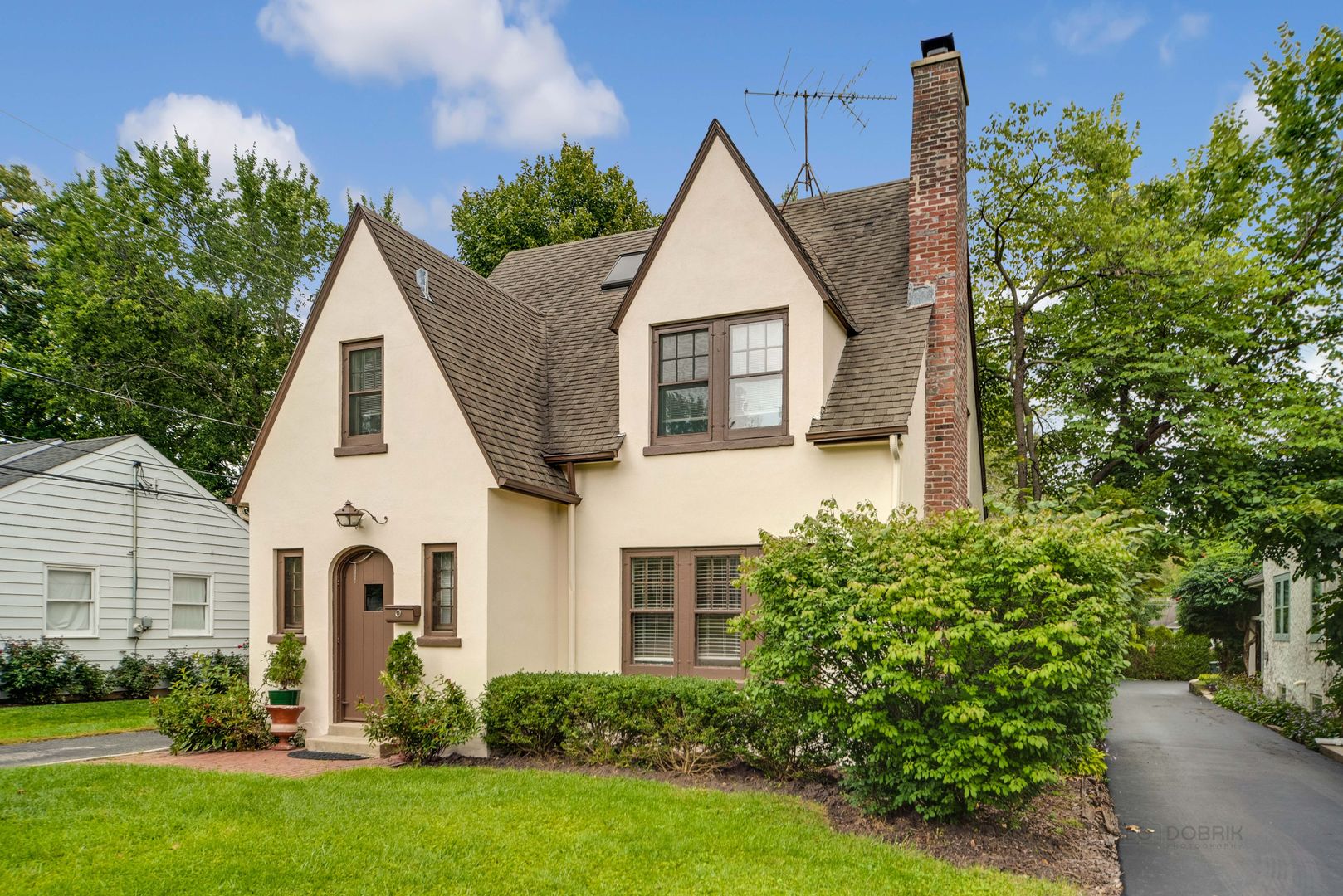 175 Wildwood Road Lake Forest, IL 60045 - Photo 2 of 28 a front view of a house with garden