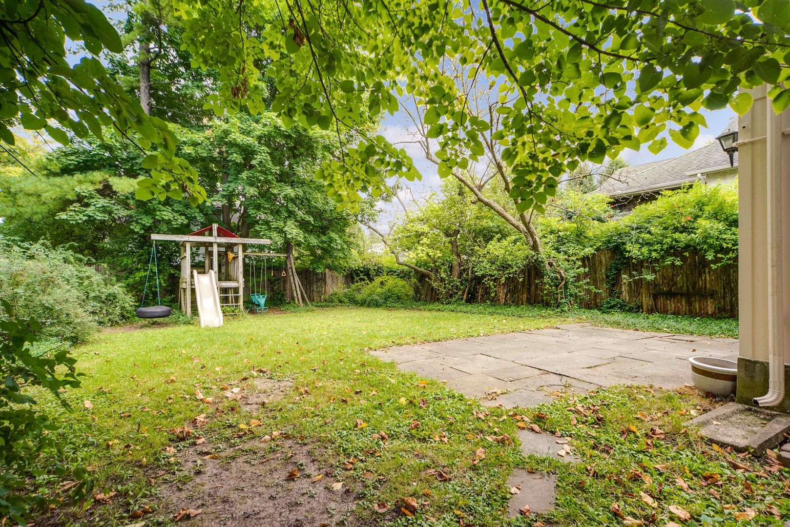 175 Wildwood Road Lake Forest, IL 60045 - Photo 25 of 28 a backyard of a house with lots of green space