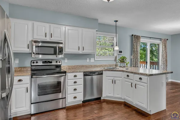 $305,000 | 3639 Southwest Glendale Drive, Topeka, KS 66614