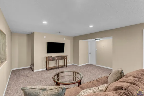 $305,000 | 3639 Southwest Glendale Drive, Topeka, KS 66614