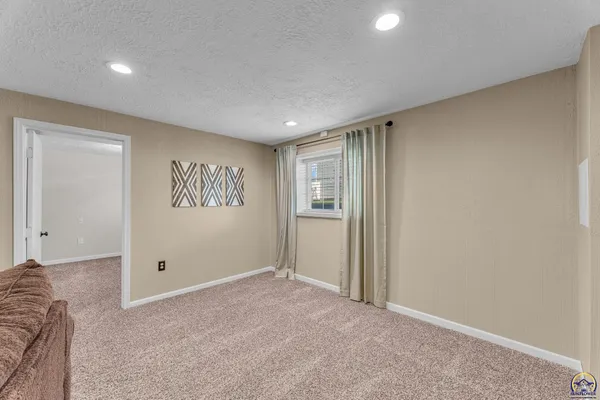 $305,000 | 3639 Southwest Glendale Drive, Topeka, KS 66614