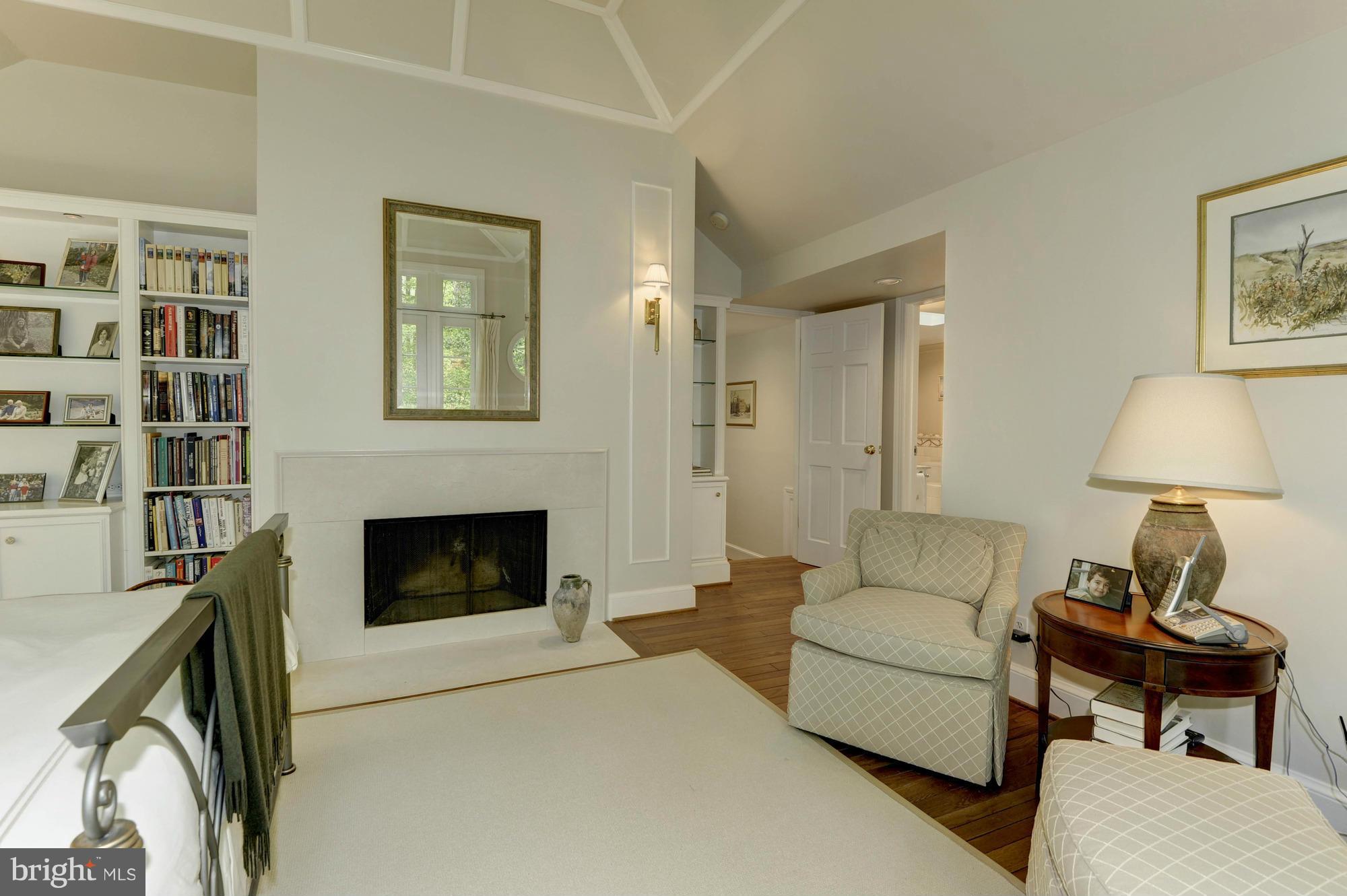 907 Turkey Run Road McLean, VA 22101 - Photo 16 of 30 Master Sitting Area