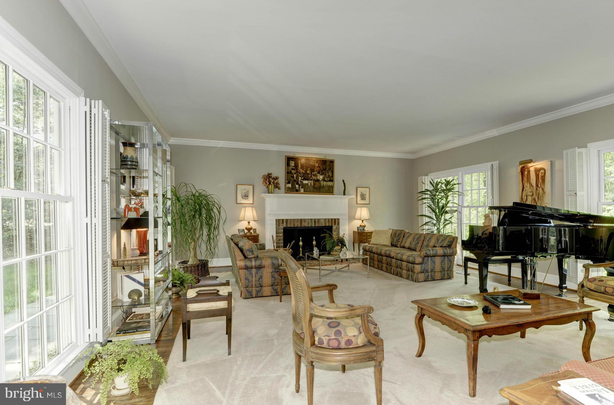907 Turkey Run Road McLean, VA 22101 - Photo 4 of 30 Living Room