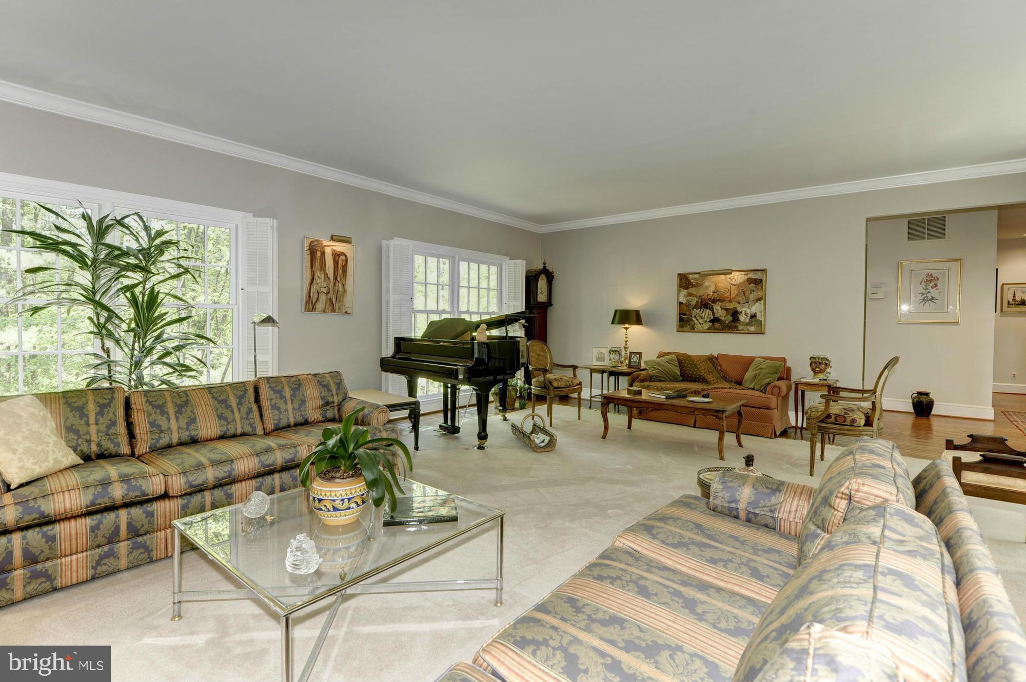 907 Turkey Run Road McLean, VA 22101 - Photo 5 of 30 Living Room