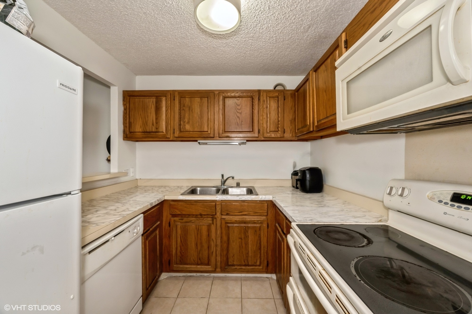 801 South Plymouth Court, Unit 809 Chicago, IL 60605 - Photo 5 of 10 a kitchen with a sink stove top oven and cabinets