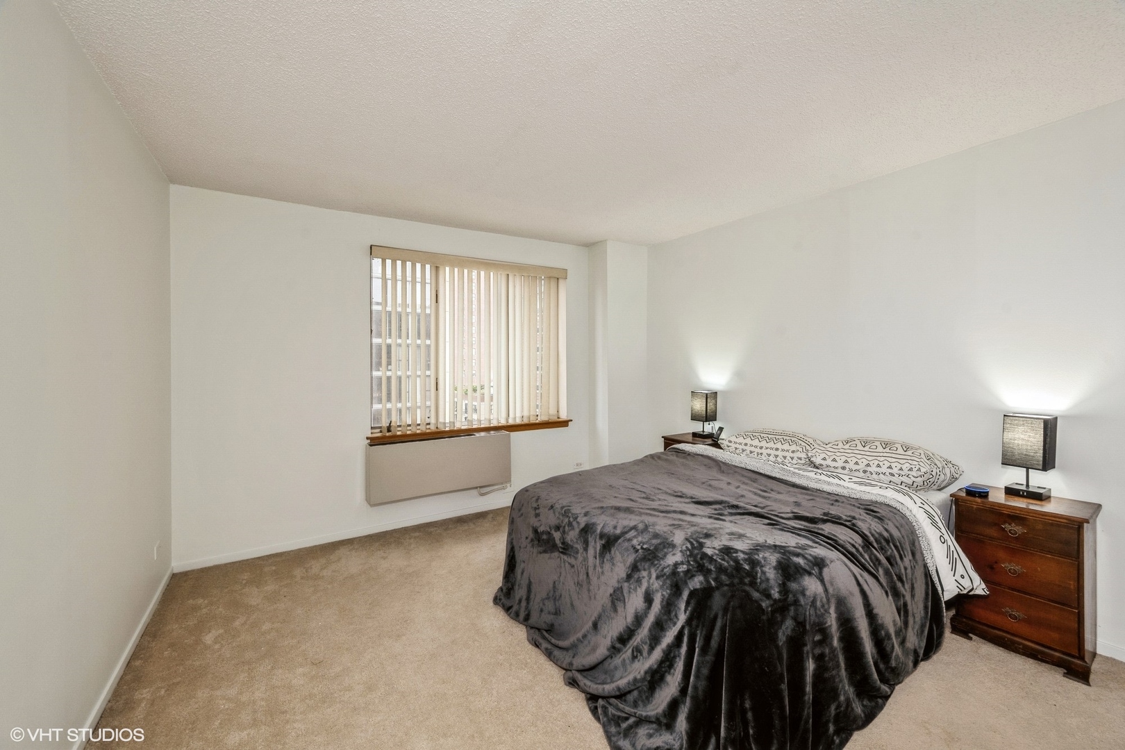 801 South Plymouth Court, Unit 809 Chicago, IL 60605 - Photo 6 of 10 a bedroom with a bed and a window