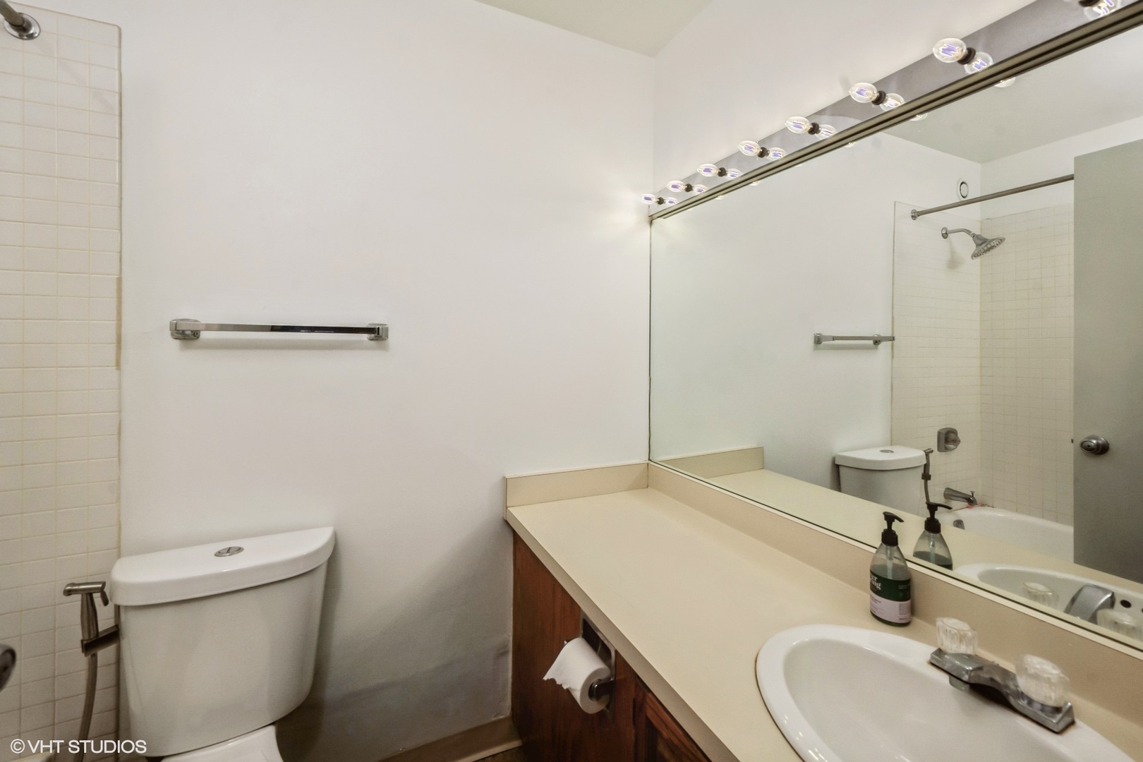 801 South Plymouth Court, Unit 809 Chicago, IL 60605 - Photo 8 of 10 a bathroom with a sink and a mirror