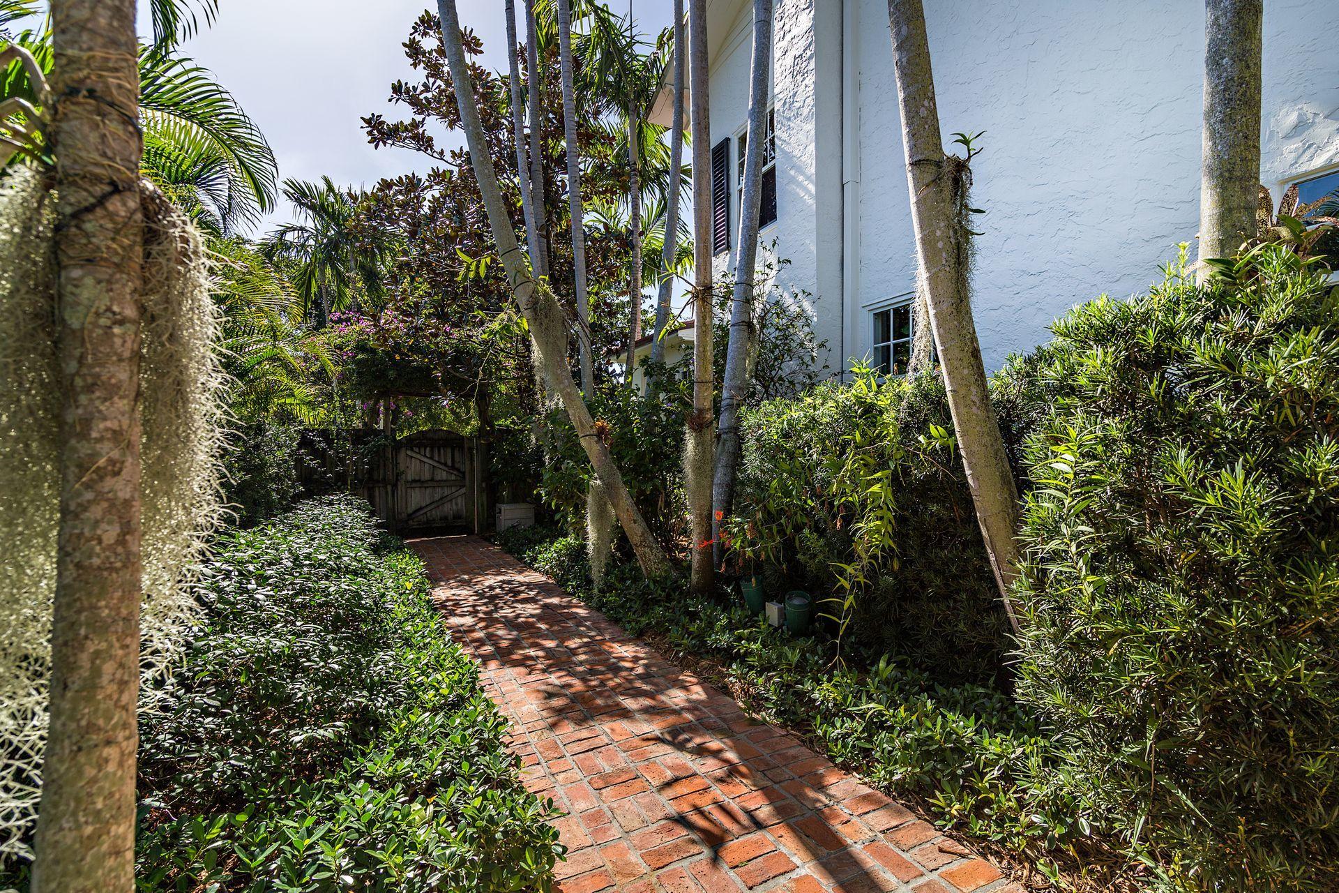 727 Sunset Road West Palm Beach, FL 33401 - Photo 60 of 75 Side Yard