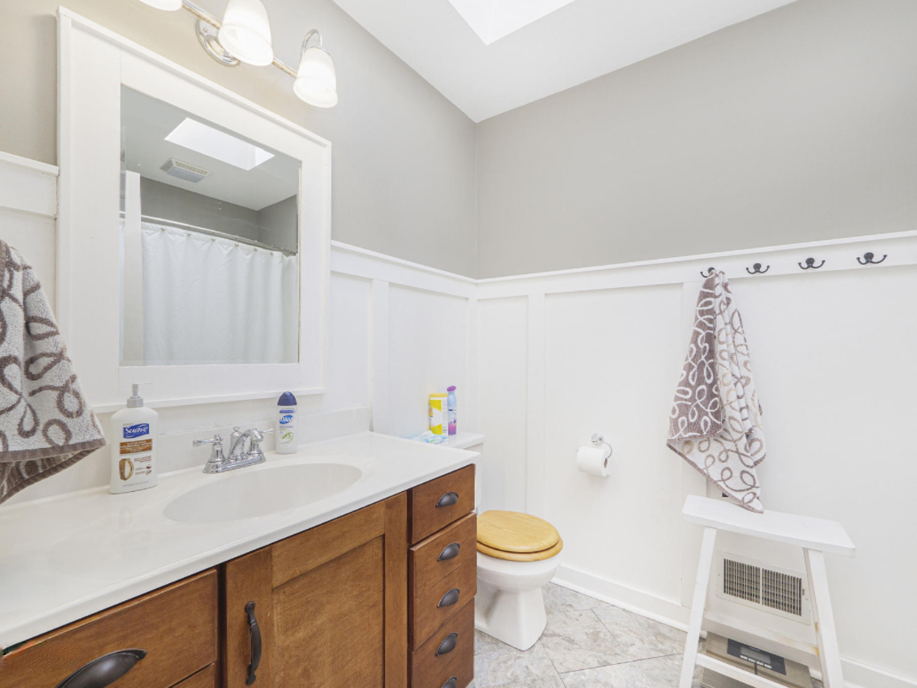 229 Country Club Road Holland, MI 49423 - Photo 18 of 25 Upper Full Bathroom