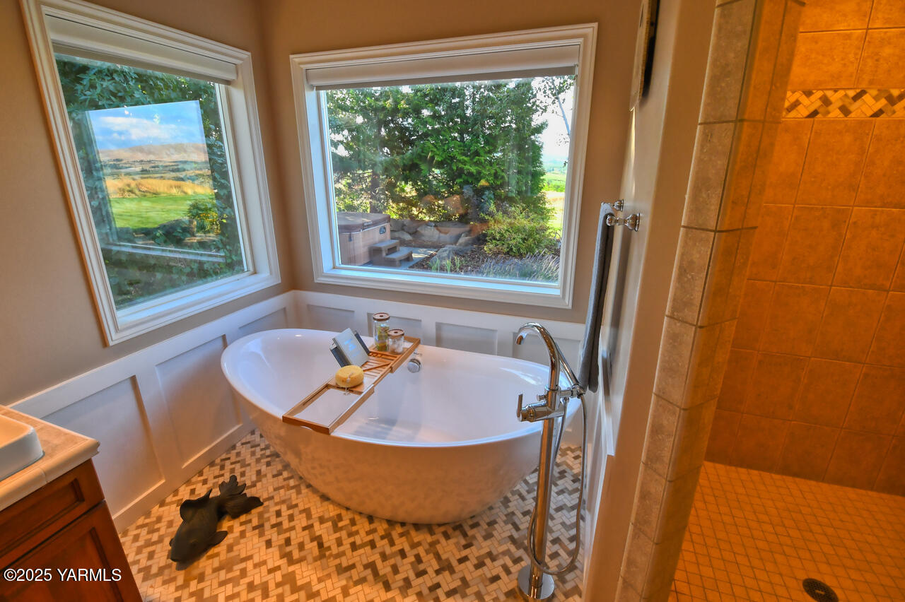 15783 Fisk Road Yakima, WA 98908 - Photo 27 of 61 a bathroom with a tub and window