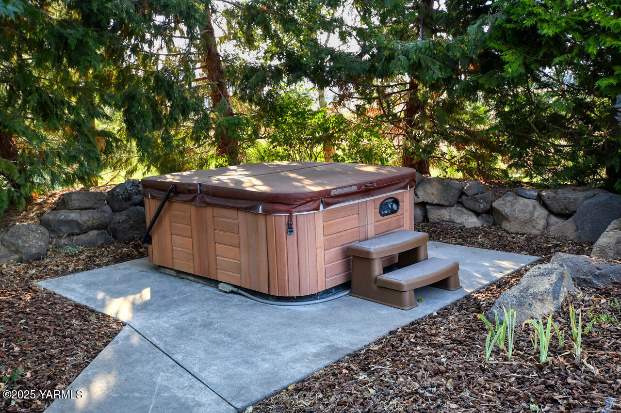 15783 Fisk Road Yakima, WA 98908 - Photo 33 of 61 a house view with a outdoor space
