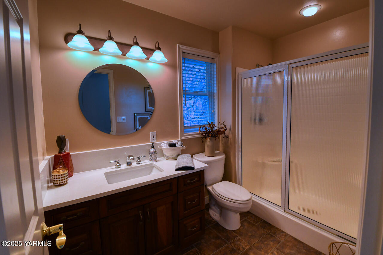 15783 Fisk Road Yakima, WA 98908 - Photo 39 of 61 a bathroom with a toilet sink vanity granite and shower