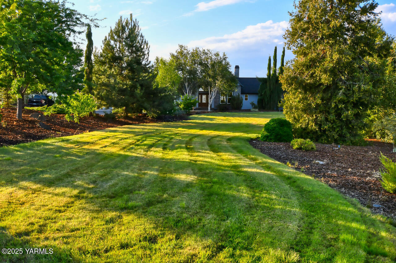 15783 Fisk Road Yakima, WA 98908 - Photo 4 of 61 a view of a swimming pool with a big yard and large trees