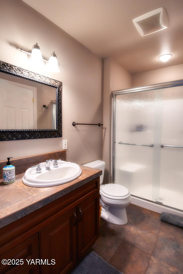 15783 Fisk Road Yakima, WA 98908 - Photo 43 of 61 a bathroom with a sink a toilet and a mirror