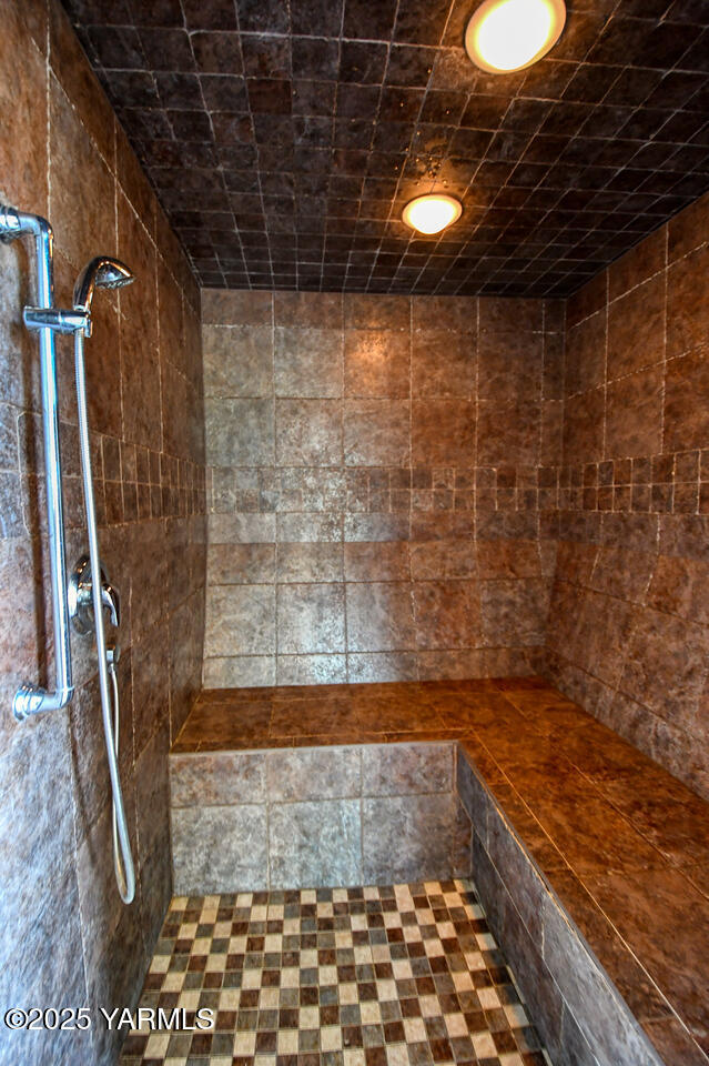 15783 Fisk Road Yakima, WA 98908 - Photo 45 of 61 a bathroom with a shower