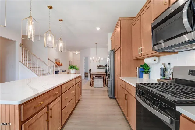 a large kitchen with kitchen island a large island in it