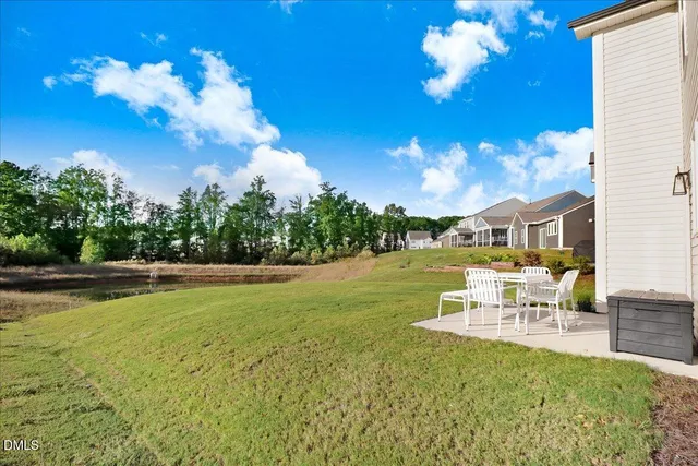 a view of a house with backyard