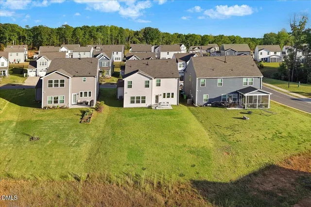 a view of a house with backyard