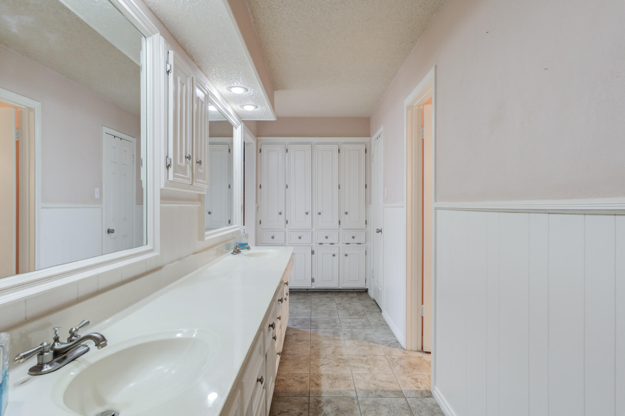 4809 78th Street Lubbock, TX 79424 - Photo 29 of 48 a bathroom with a tub sink and mirror