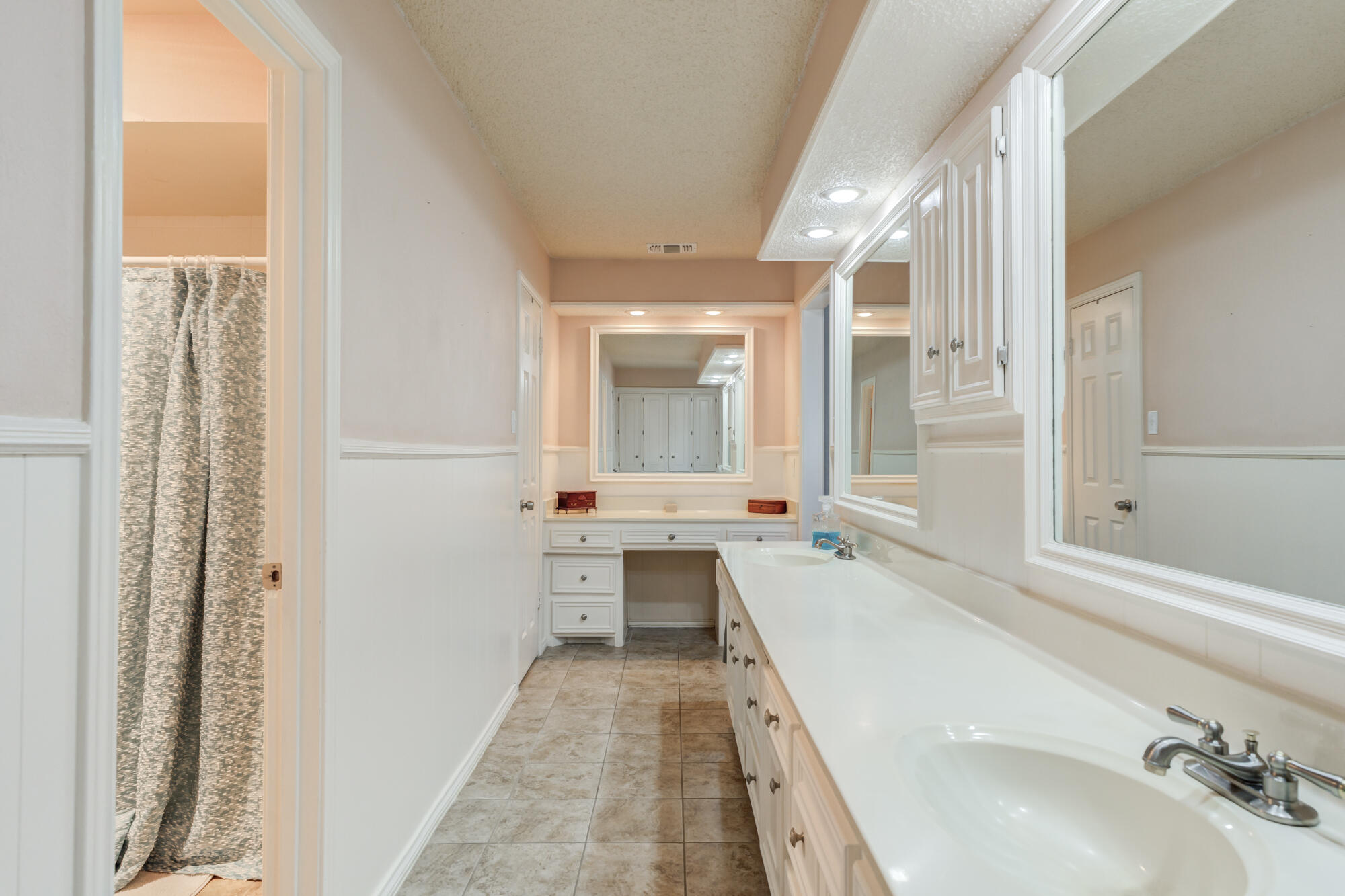 4809 78th Street Lubbock, TX 79424 - Photo 30 of 48 a bathroom with a bathtub and a sink