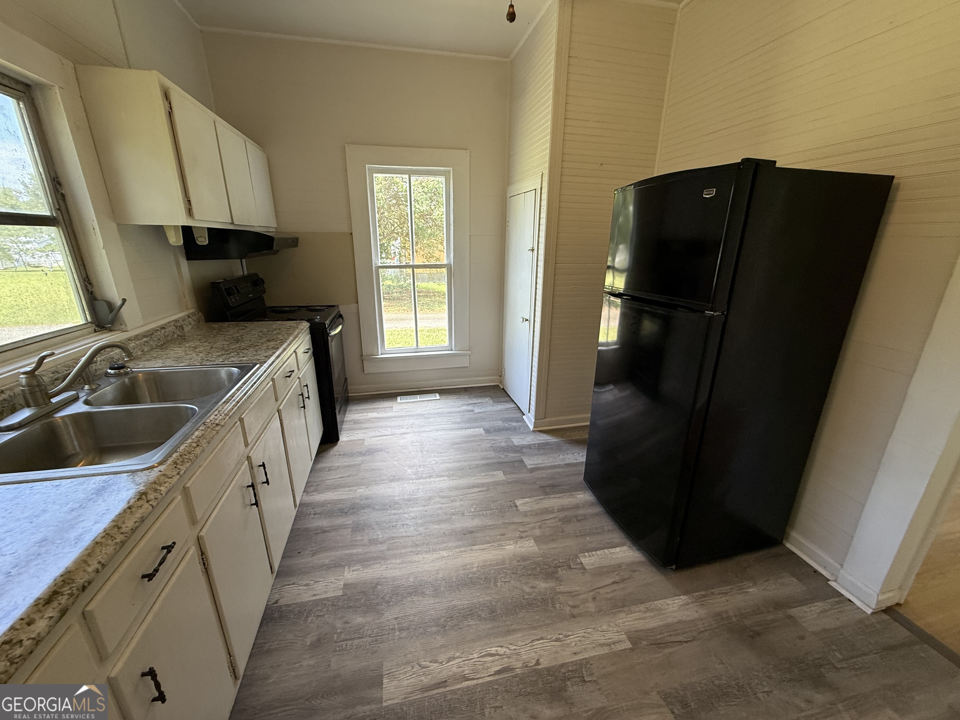604 Shy Street Dexter, GA 31019 - Photo 33 of 36 a kitchen with a refrigerator and a sink