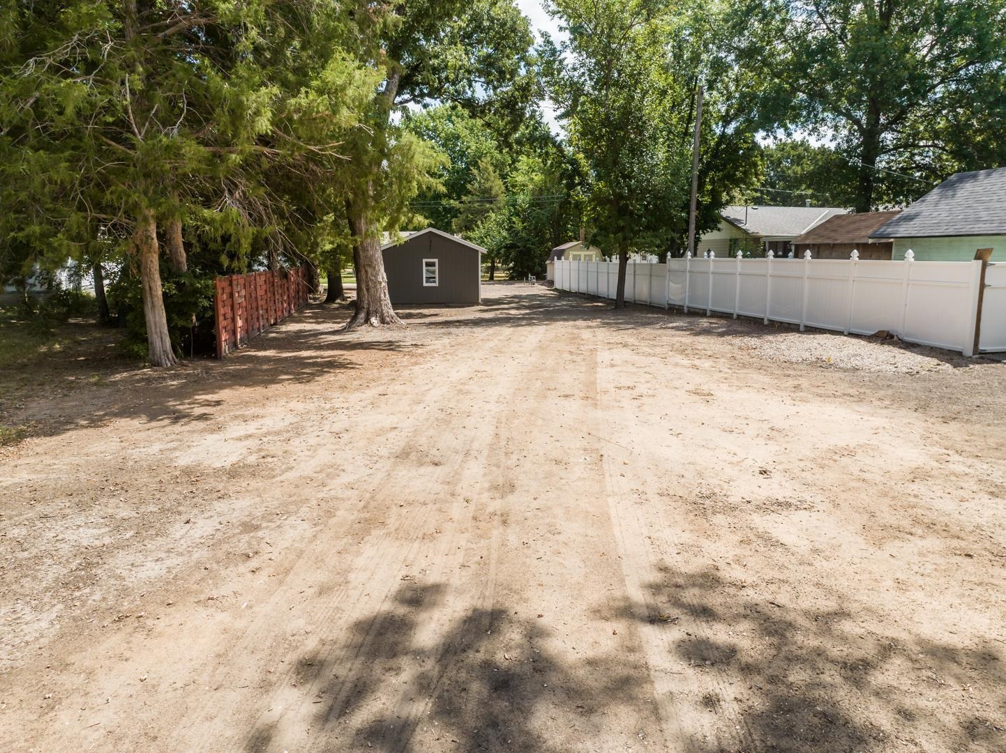 322 Harvey Street Halstead, KS 67056 - Photo 6 of 9