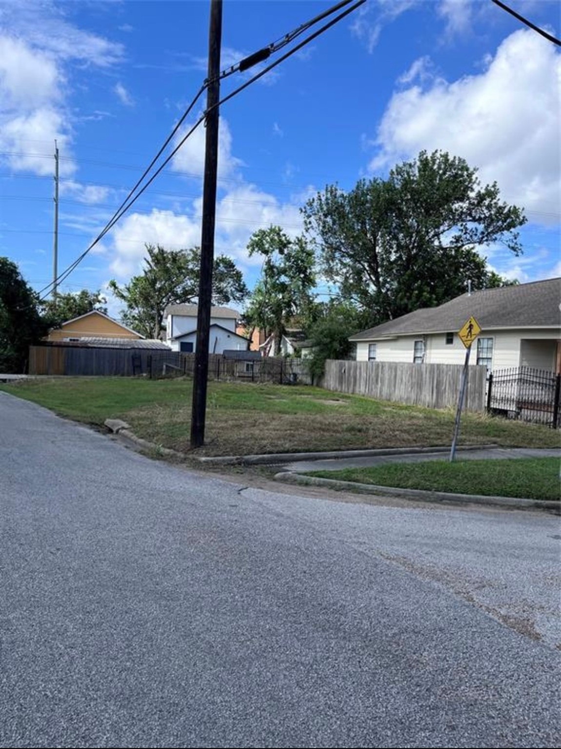 809 West Hedrick Street Houston, TX 77011 - Photo 4 of 6 a view of a house with a yard