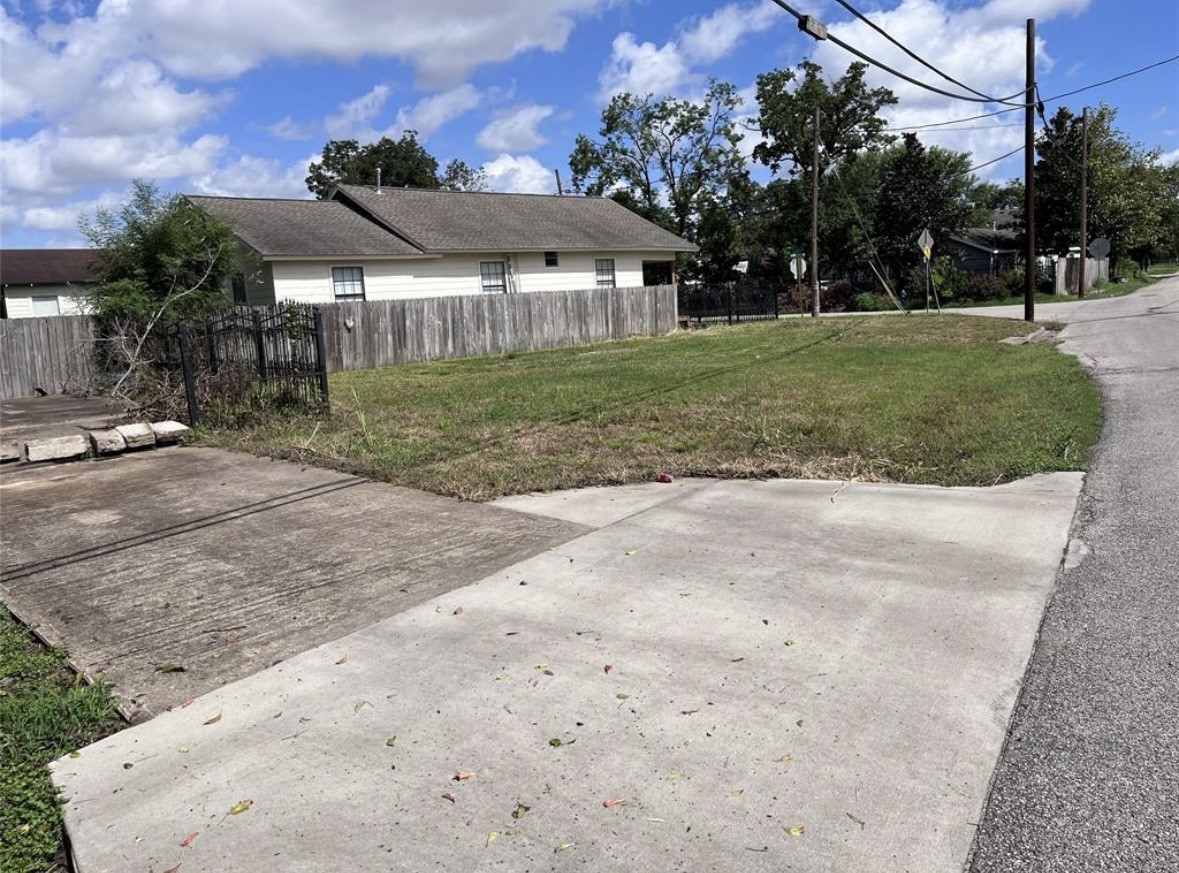 809 West Hedrick Street Houston, TX 77011 - Photo 6 of 6 a view of a house with a yard