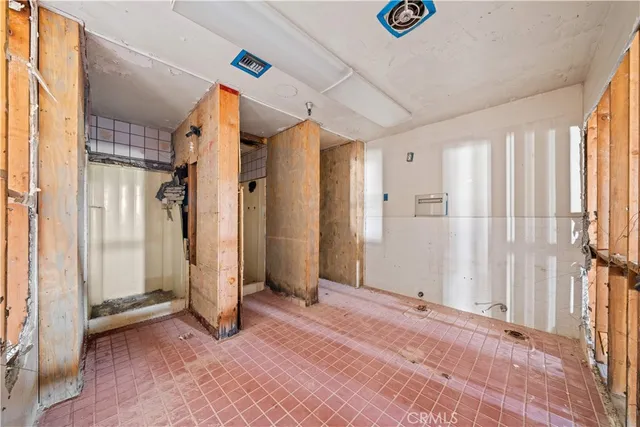 a view of a big room with closet and windows