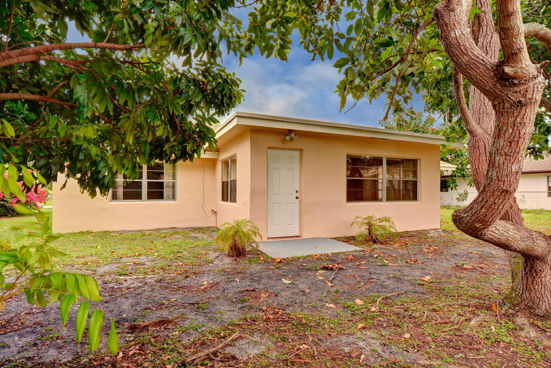 9646 Ohio Place Boca Raton, FL 33434 - Photo 3 of 18 Exterior Back