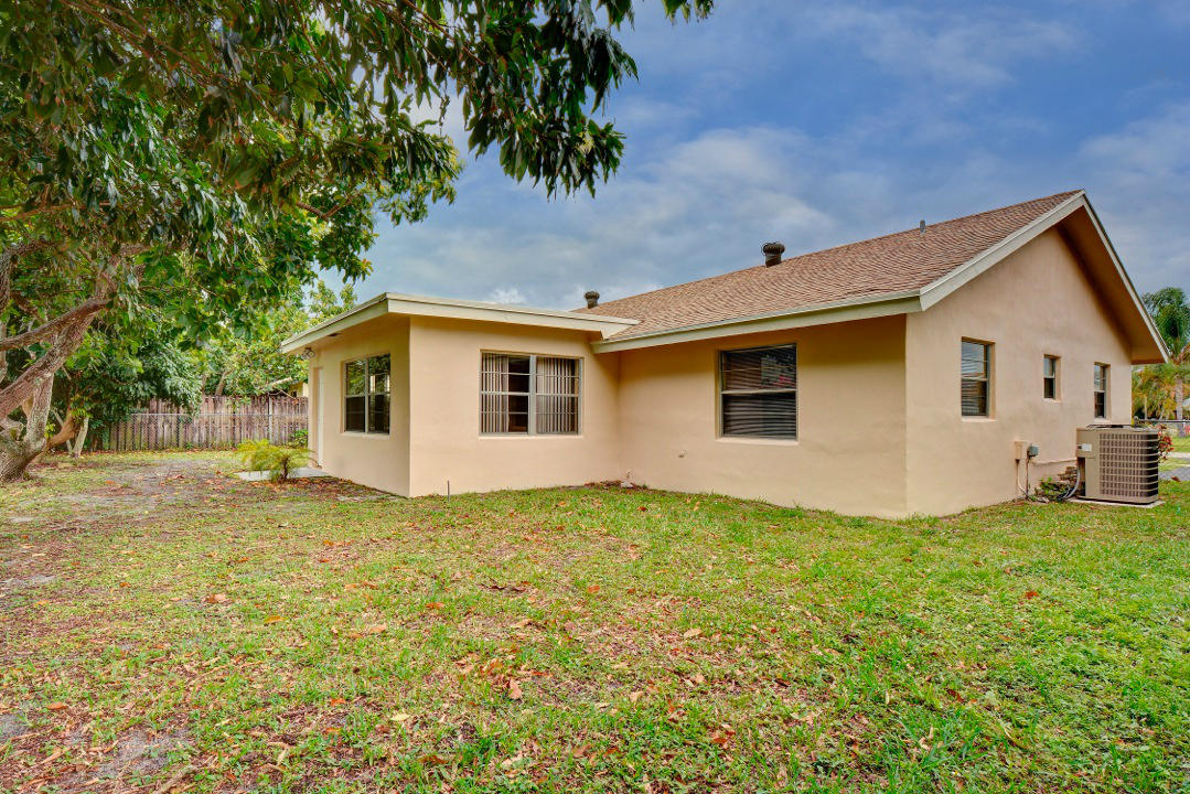 9646 Ohio Place Boca Raton, FL 33434 - Photo 4 of 18 Exterior Back