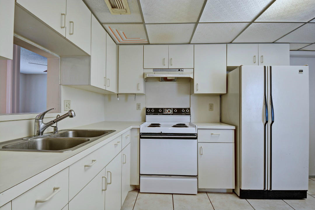 9646 Ohio Place Boca Raton, FL 33434 - Photo 5 of 18 Kitchen