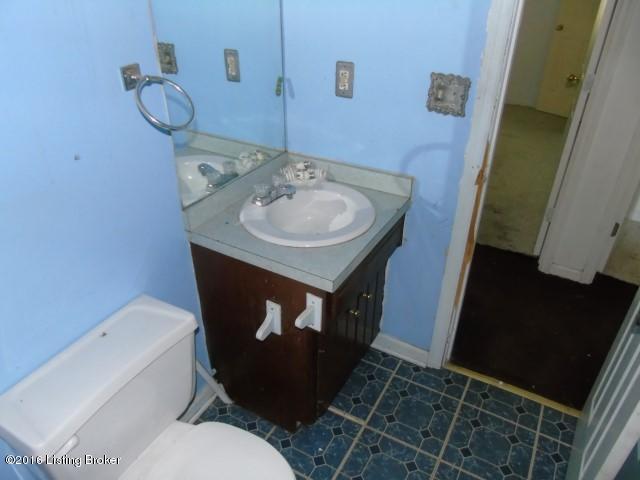402 Hickory Road Lawrenceburg, KY 40342 - Photo 7 of 21 bathroom 1 (2)