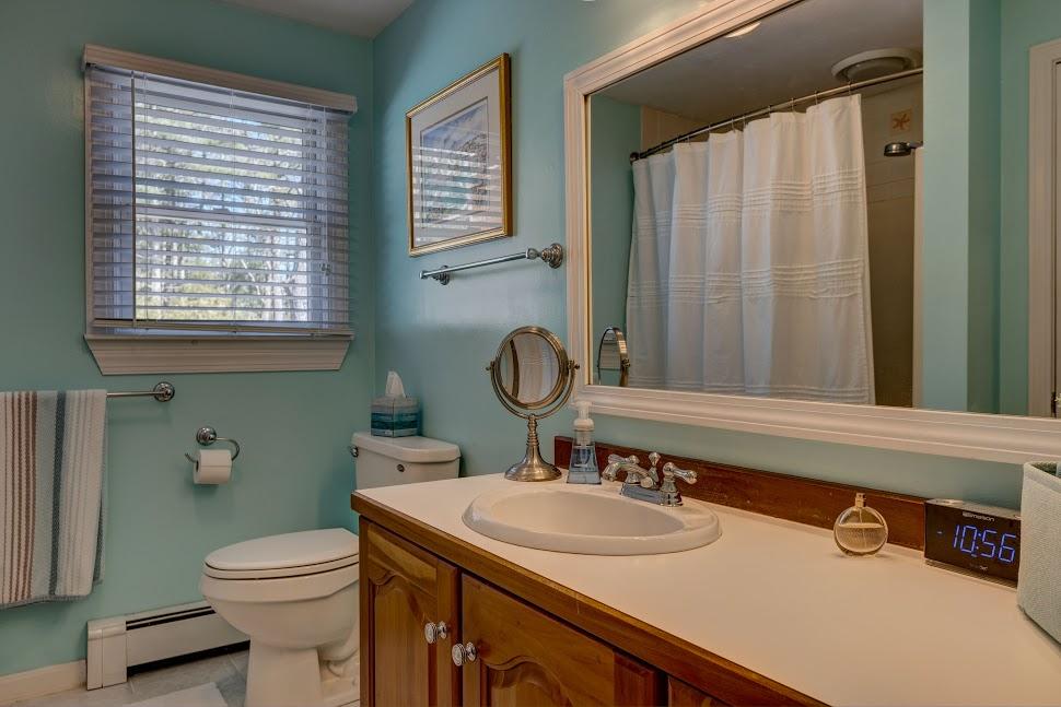 26 Higgins Road Kingston, MA 02364 - Photo 19 of 30 2nd Floor Hall Full Bathroom
