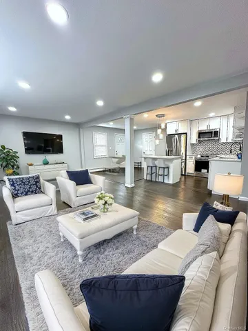 $6,500 | 1093 Ditmas Avenue, Uniondale, NY 11553