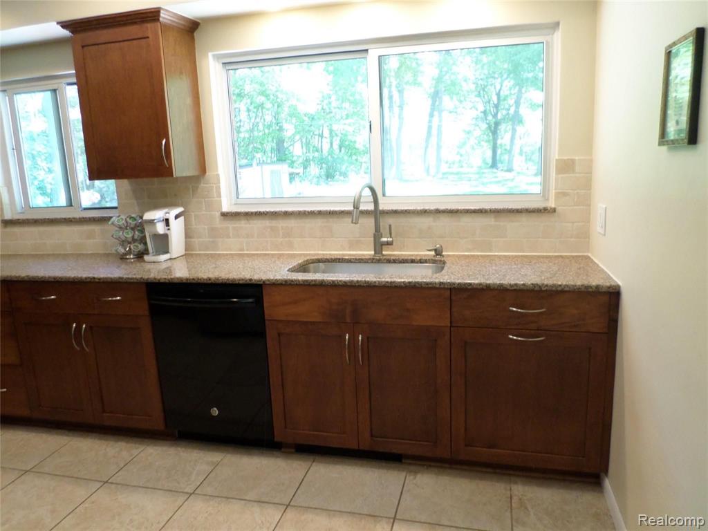 2651 Harrington Road Rochester Hills, MI 48307 - Photo 3 of 40