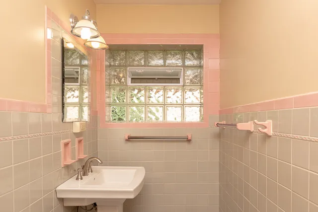 $2,400 | 6408 West Raven Street, Unit 1, Chicago, IL 60631