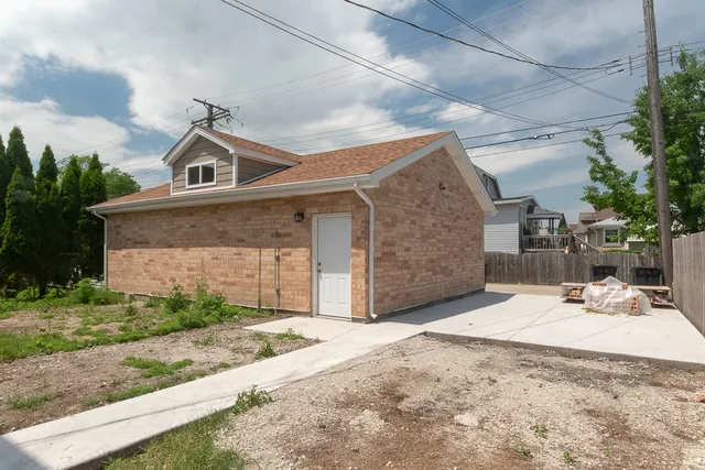 $2,400 | 6408 West Raven Street, Unit 1, Chicago, IL 60631