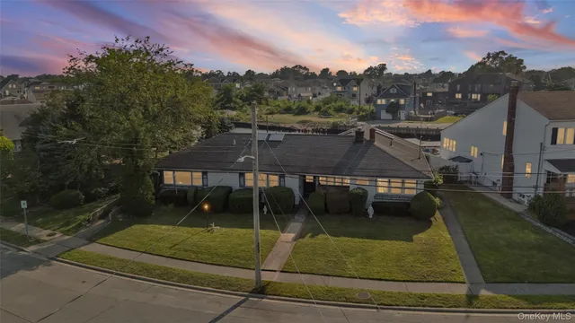 $949,000 | 2436 Hempstead Lane, Wantagh, NY 11793