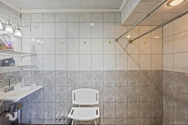 $949,000 | 2436 Hempstead Lane, Wantagh, NY 11793