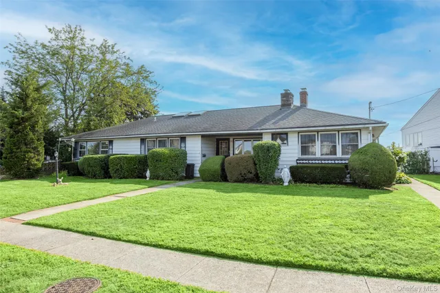 $949,000 | 2436 Hempstead Lane, Wantagh, NY 11793