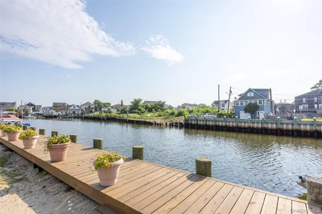 $949,000 | 2436 Hempstead Lane, Wantagh, NY 11793