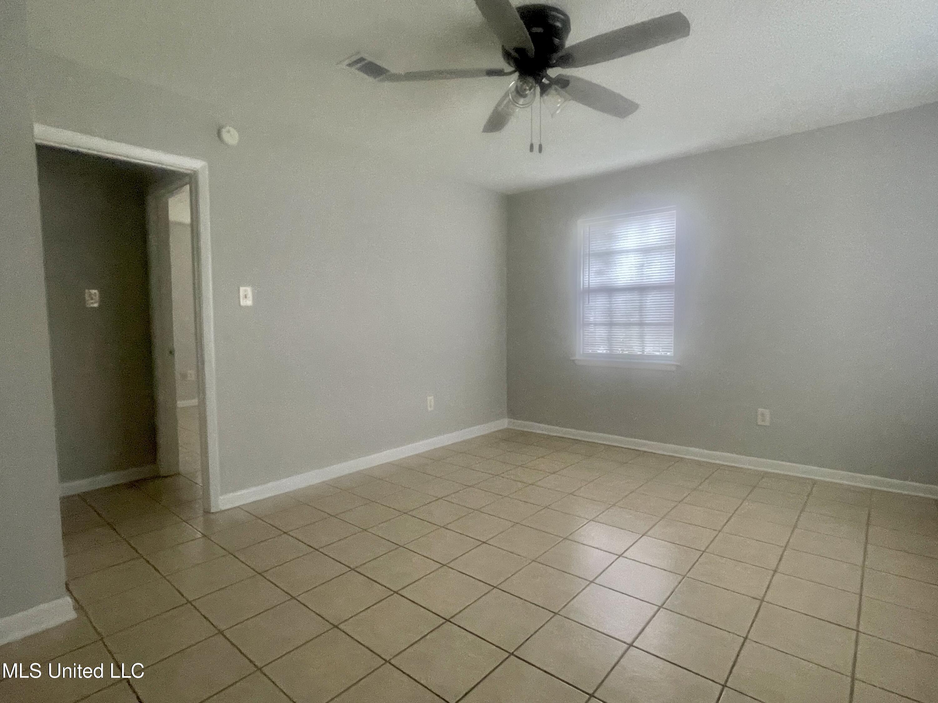 1605 Riverside Drive Gautier, MS 39553 - Photo 11 of 47 Living Rm 2