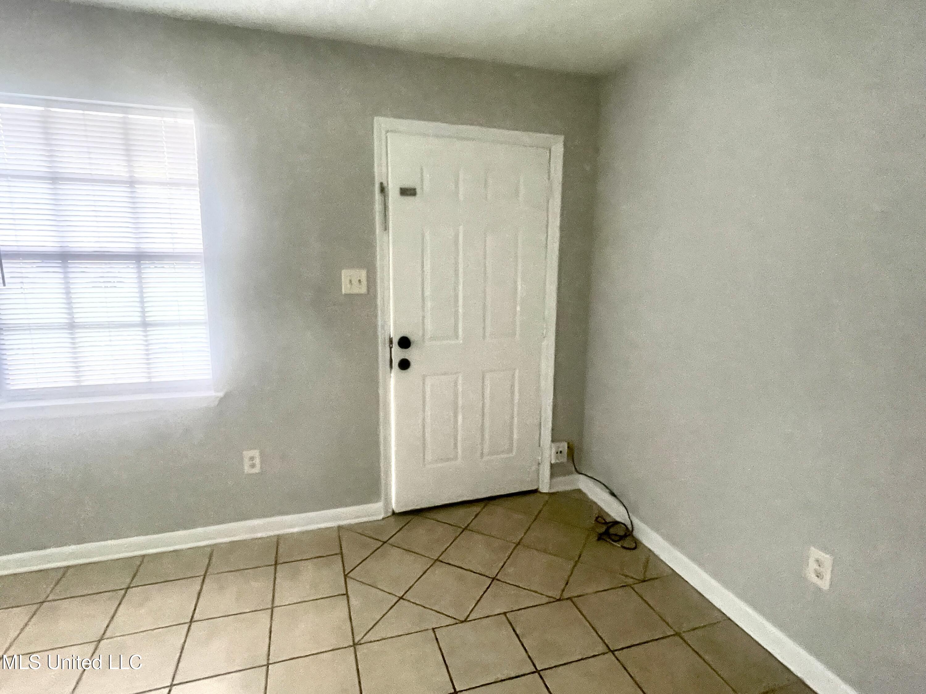1605 Riverside Drive Gautier, MS 39553 - Photo 12 of 47 Living 3